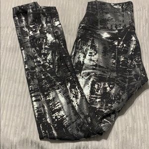 LuLuLemon sz 6 leggings. Dark gray & silver/shiny